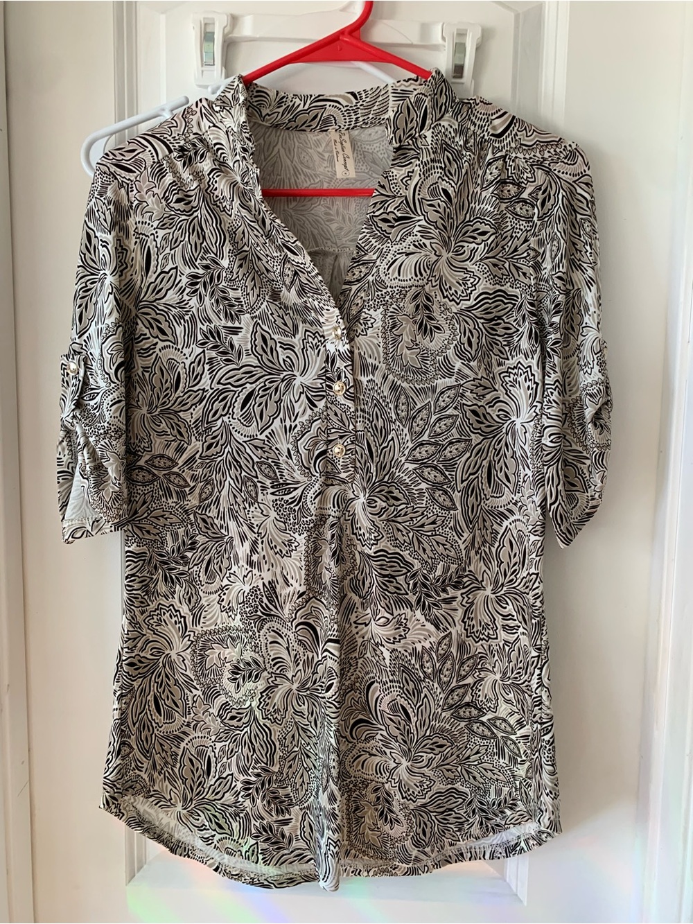 Women’s Black & White Paisley Button-Front Blouse